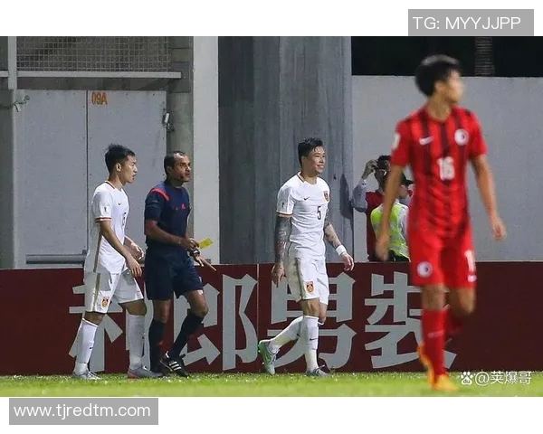 足球场上球星顶牛冲突引发激烈争议与团队精神深度思考